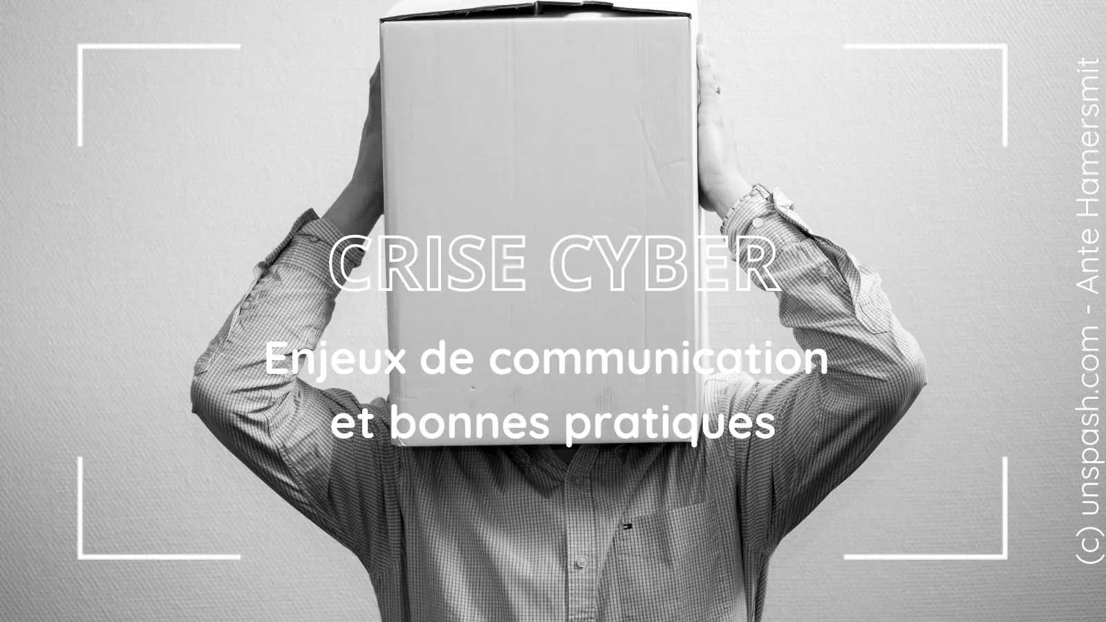 Homme en chemise, la tête cachée dans un carton, et le texte « Crise cyber, enjeux de communication et bonnes pratiques »