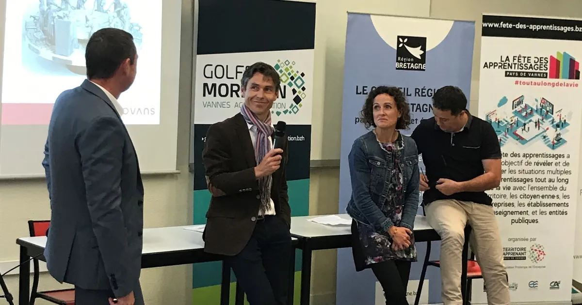Table ronde sur le RGPD à la Fête des apprentissages du Pays de Vannes, quatre intervenants devant des kakémonos