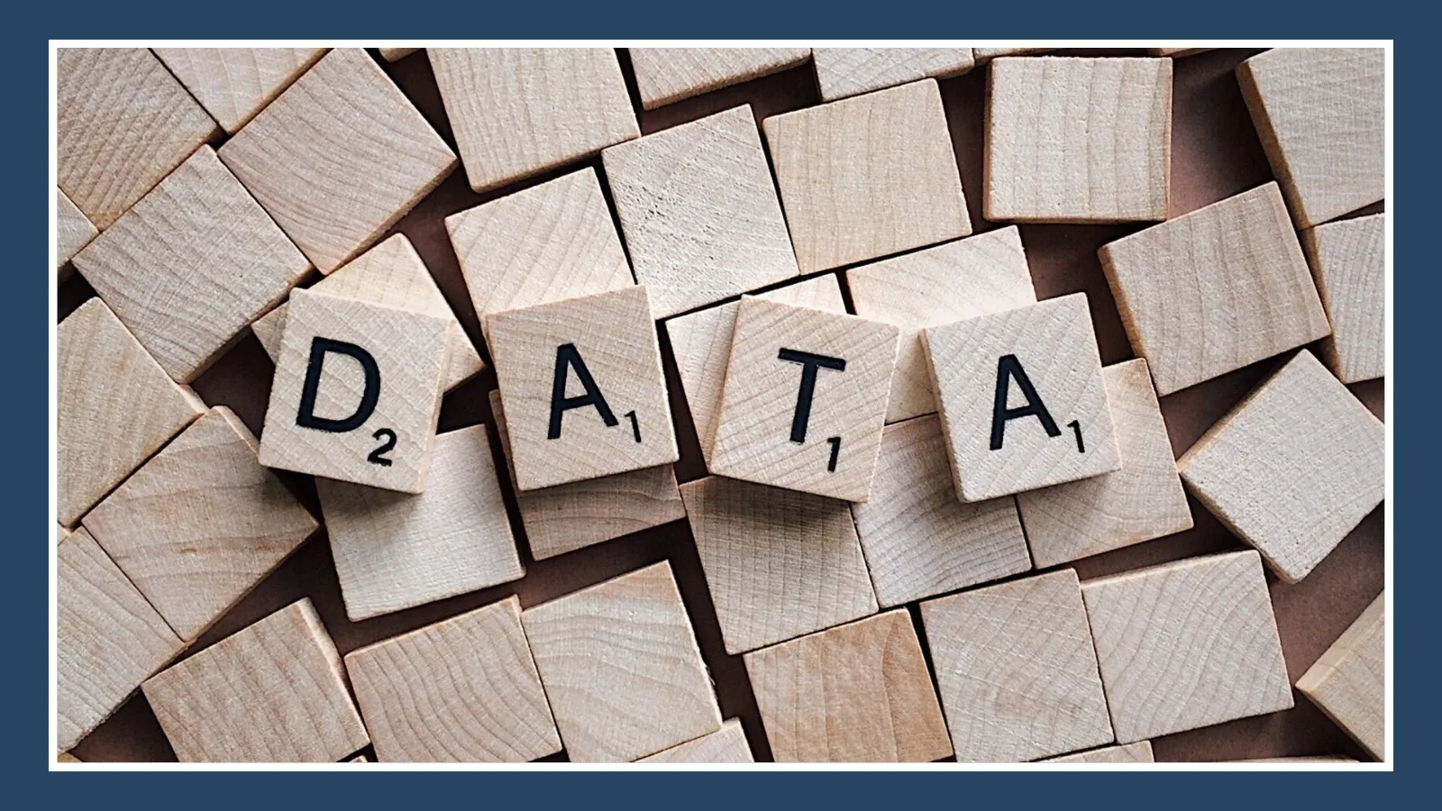 Lettres de Scrabble en bois formant le mot « DATA »